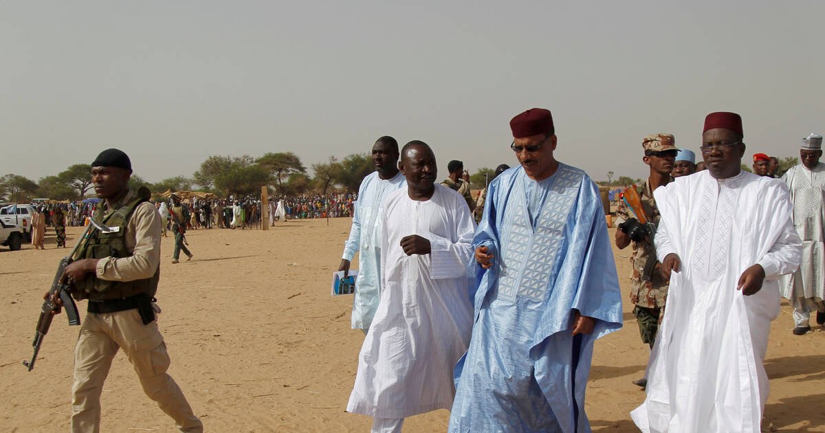 Le président Mohamed Bazoum et des membres de sa garde présidentielle