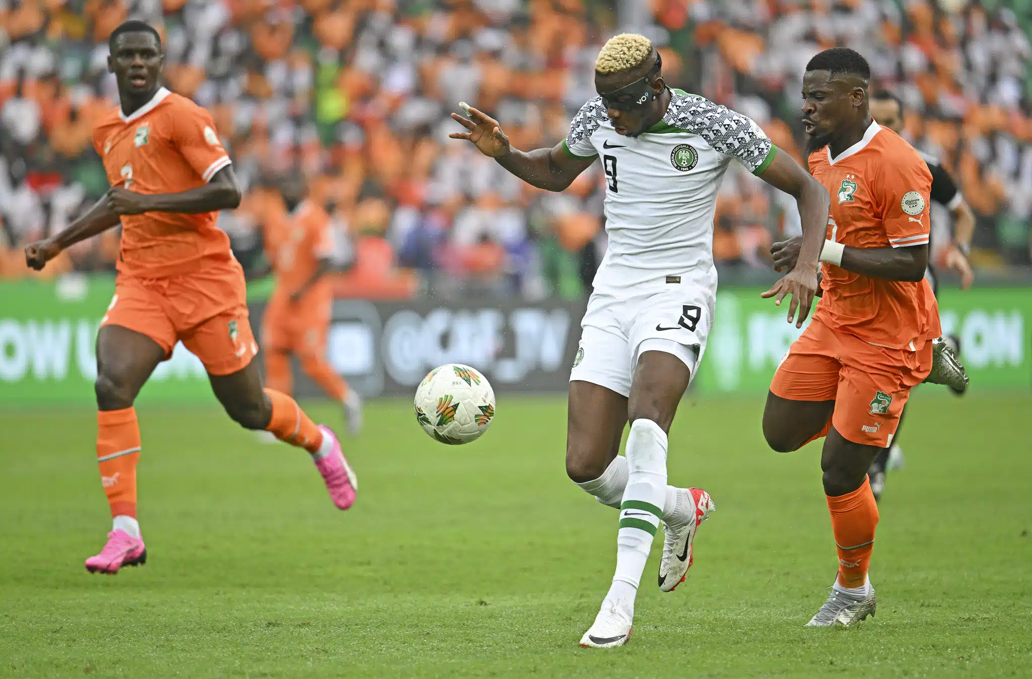Des joueurs de la Côte d'Ivoire et du Nigeria s'affrontent lors d'un match de poule de la CAN 2023