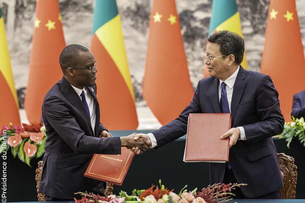 Le ministre béninois des Affaires étrangères Olushegun Adjadi Bakari et son homologue chinois signant des accords de coopération lors de la visite de Patrice Talon