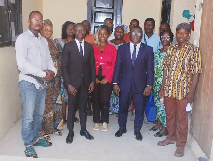 Photo de famille de l'équipe de l'ONG Doctes du droit et de quelques parents d'étudiants