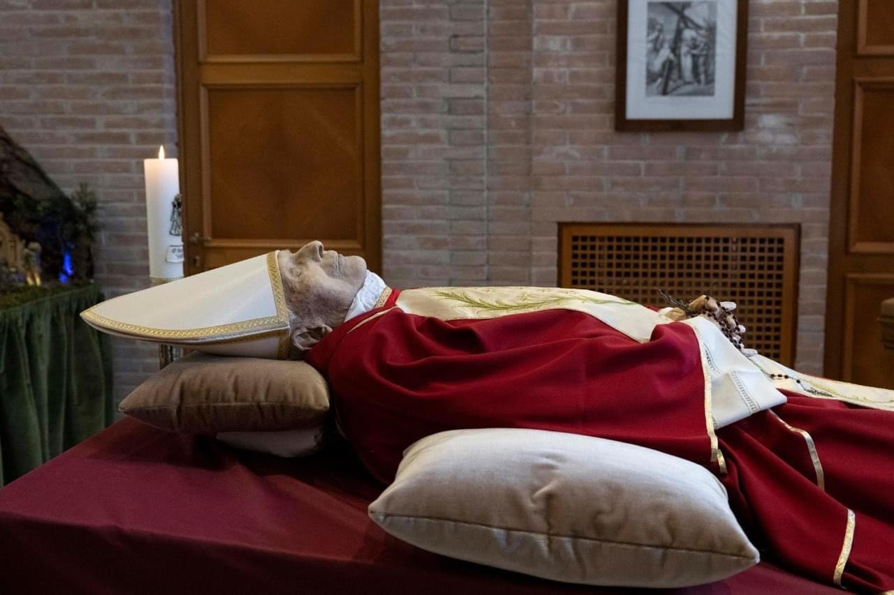 Le corps du pape Bénoit XVI. © Vatican