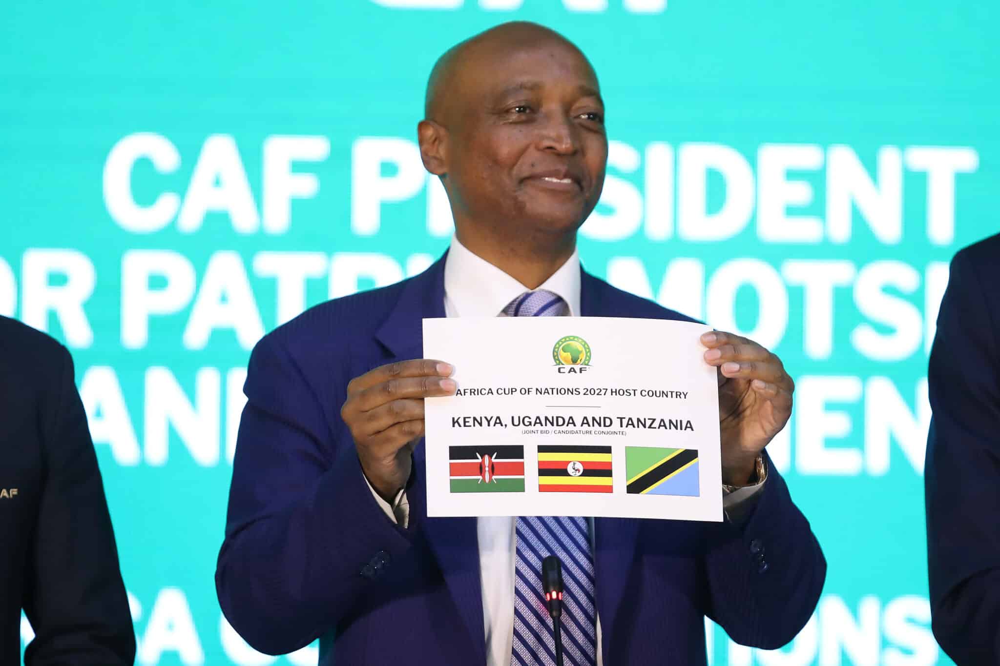 Le président de la CAF, Patrice Motsepé dévoilant les trois pays sélectionnés pour la CAN 2027