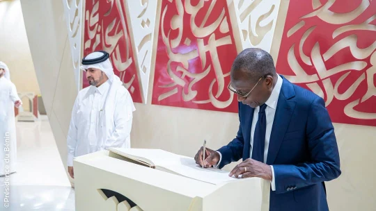 Le chef de l'État béninois Patrice Talon signe un document lors de sa visite au Qatar