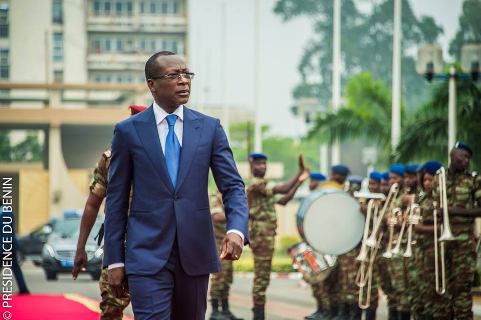 Le président Patrice Talon passant en revue la troupe. © Présidence du Bénin