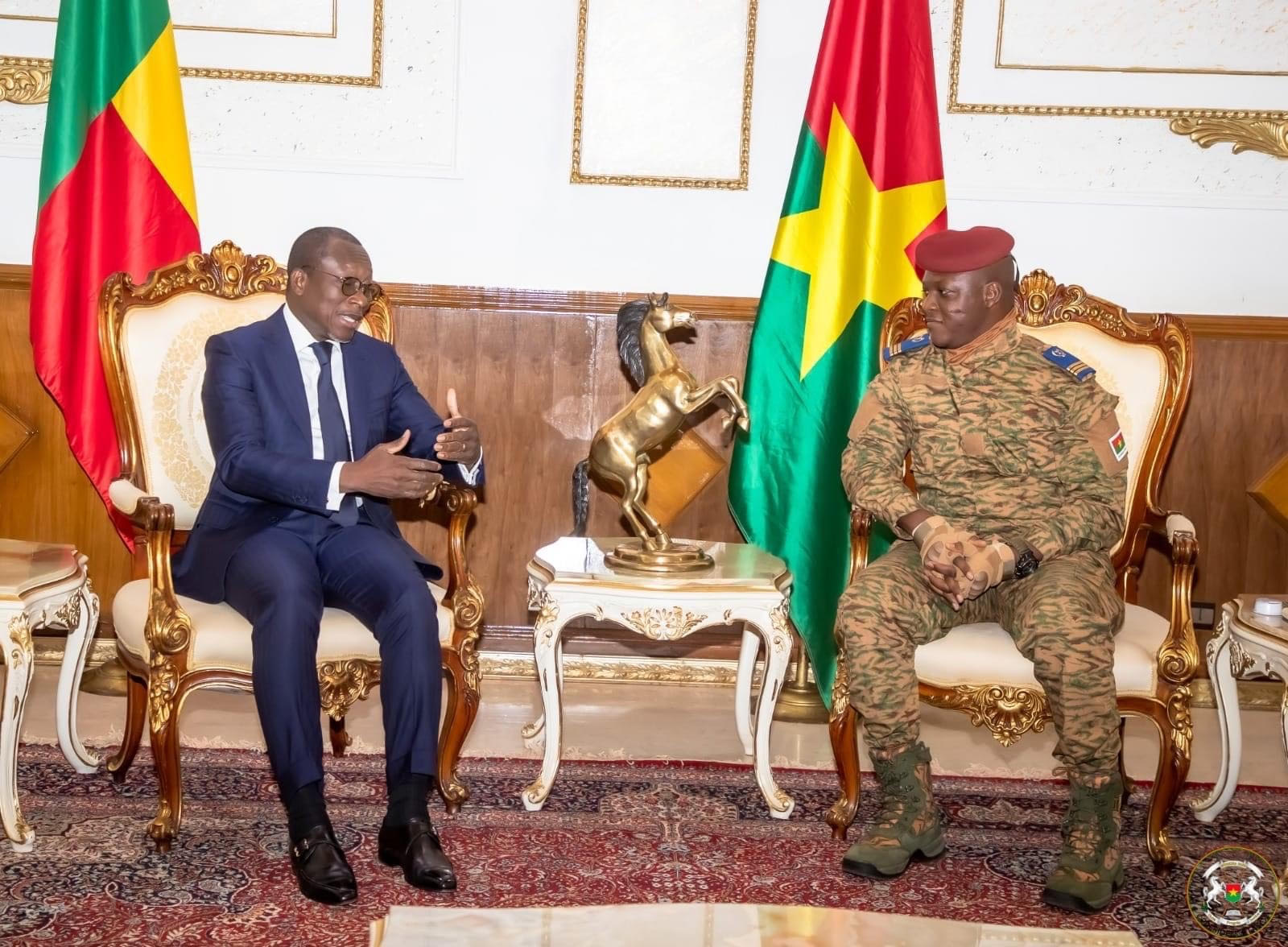 Le président Patrice Talon échange avec le capitane Ibrahim Traoré. © Présidence du Faso