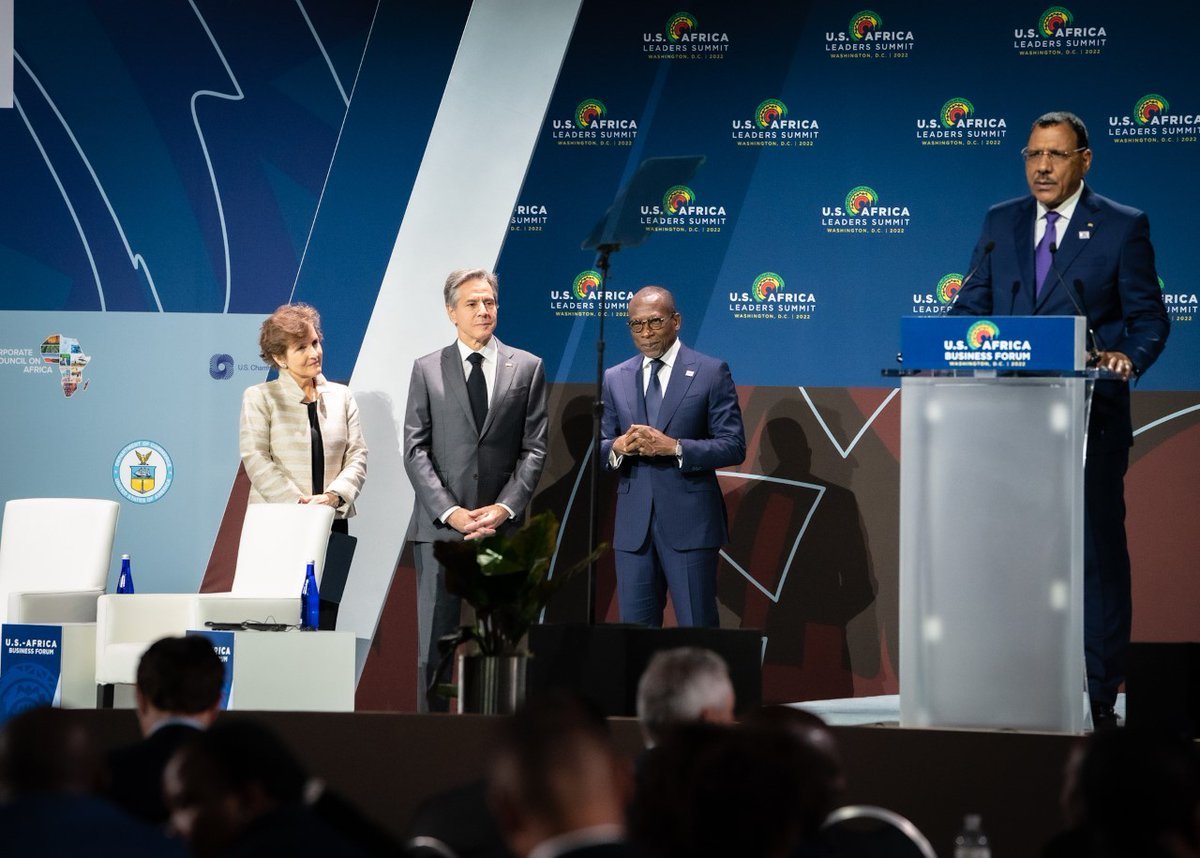 Le sécrétaire d'Etat américain, Anthony Blinken et les présidents béninois et nigérien, Patrice Talon et Mohamed Bazoum lors de la signature du premier compact MCC.