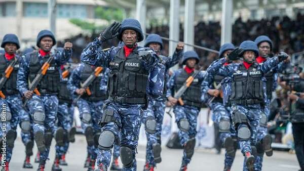 Des policiers lors d'un défilé à Cotonou