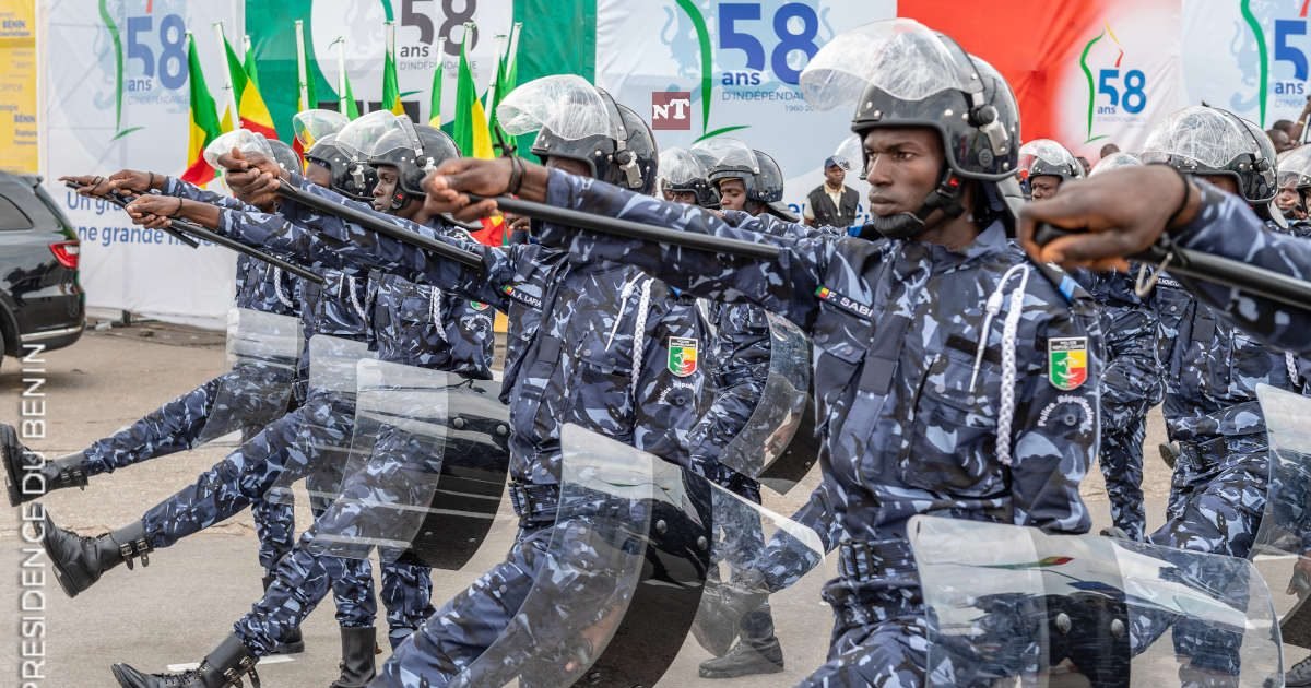 Des policiers béninois lors d'un défilé à Cotonou