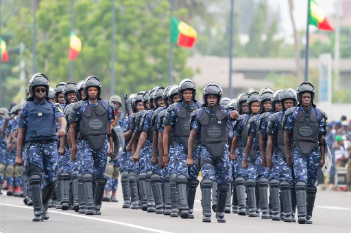 Des policiers lors d'un défilé à Cotonou