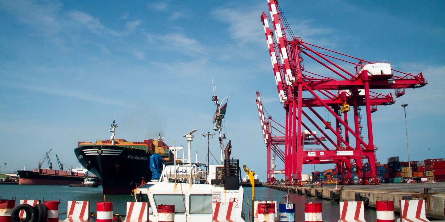 Un bateau accoste au Port autonome de Cotonou.