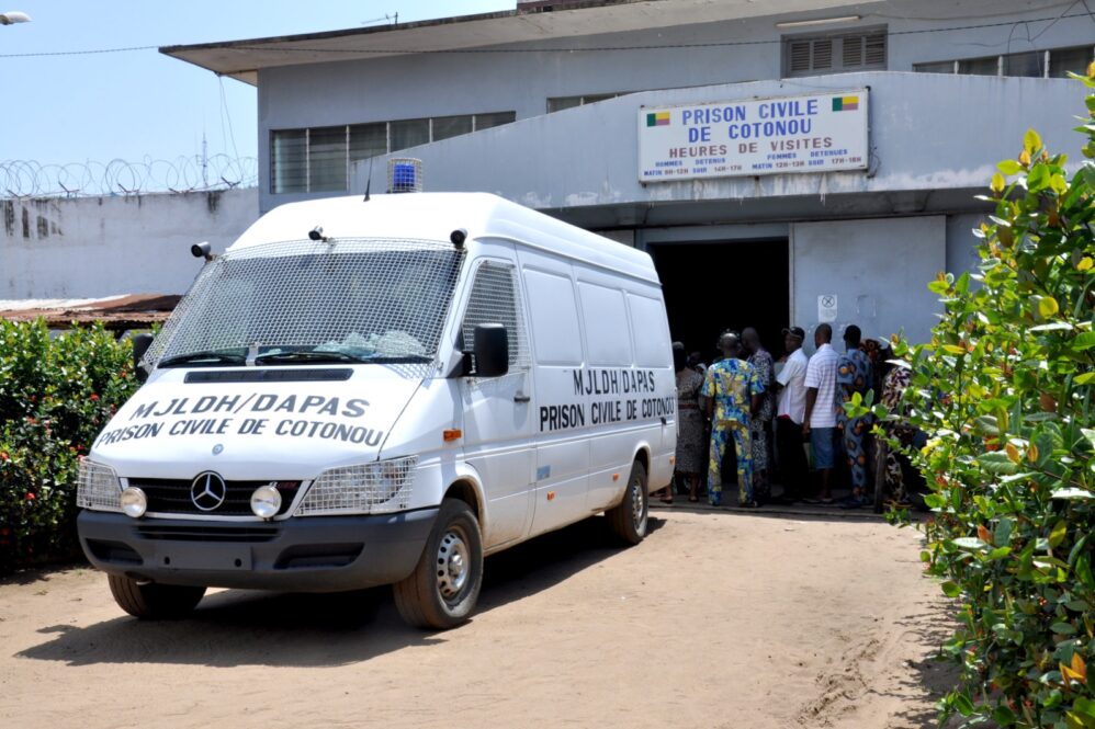 Un fourgon devant la prison civile de Cotonou