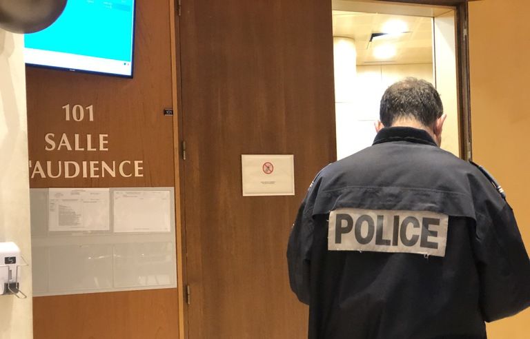Un policier à l'intérieur du tribunal correctionnel de Rennes. Image d'illustration
