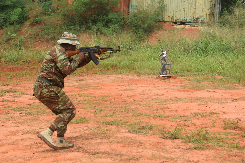 Un militaire béninois s'entrainant au tir. © Ambassade de France au Bénin