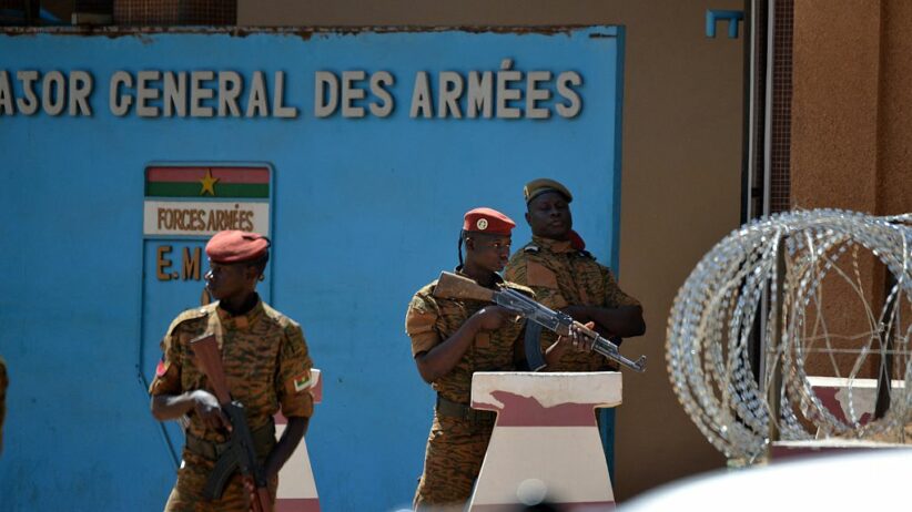 Des militaires burkinabè devant le quartier général de l'armée à Ouagadougou