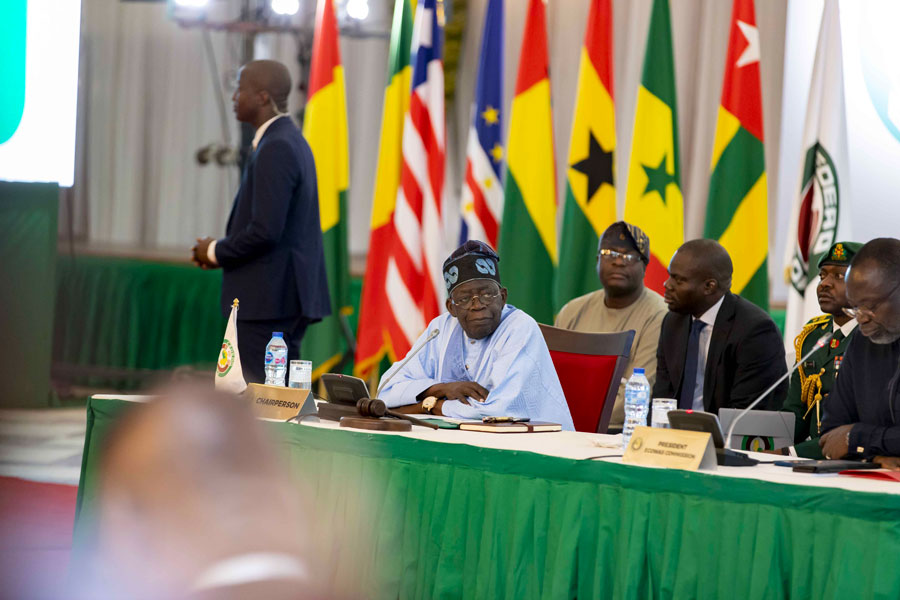 Le chef de l'État du Nigeria Bola Tinubu et ses pairs au sommet de la CEDEAO à Abuja