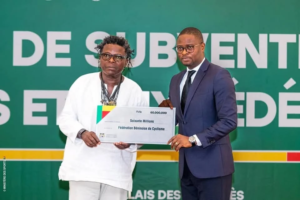Le président Hazoumè recevant la subvention du gouvernement