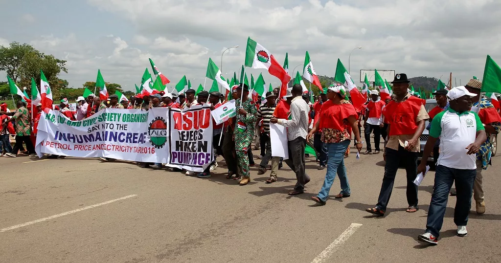 Des travailleurs nigerians lors d'une marche de protestation. Illustration