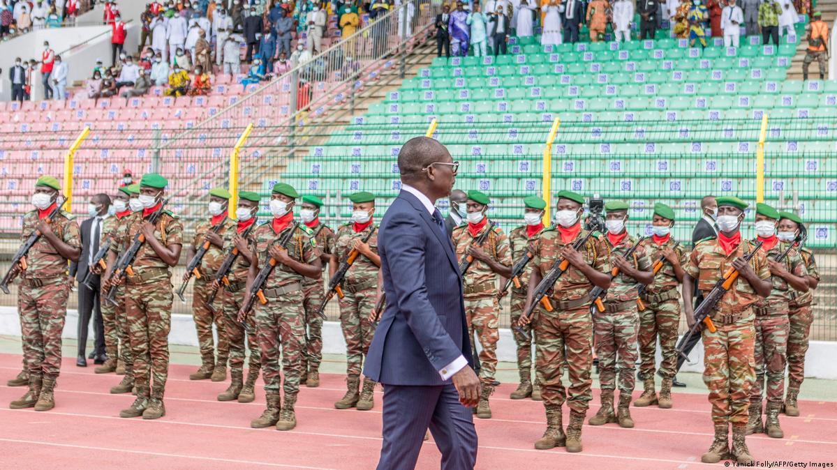 Le président béninois Patrice Talon passant en revue des militaires. © Présidence du Bénin