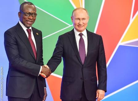 Vladimir Poutine et Patrice Talon, président du Bénin, en octobre 2019 au premier sommet Russie-Afrique pour la paix, la sécurité et le développement à Sotchi en Russie. © Présidence de la République du Bénin.
