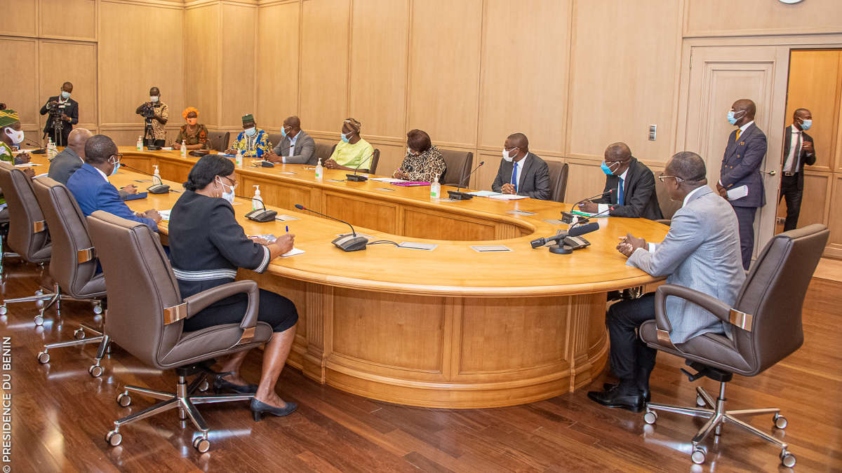 Le président béninois Patrice Talon et des responsables d'Organisations syndicales au Palais de la Marina. © Présidence du Bénin