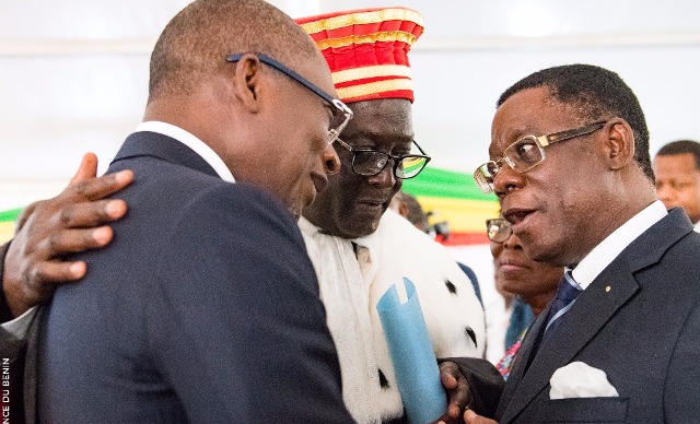 Echange entre le président Patrice Talon, l'ex-président de la Cour constitutionnelle et l'ex-président de la Cour suprême Ousmane Batoko. © Présidence du Bénin