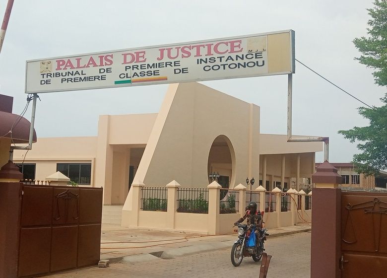 Entrée du tribunal de Cotonou. Image d'illustration