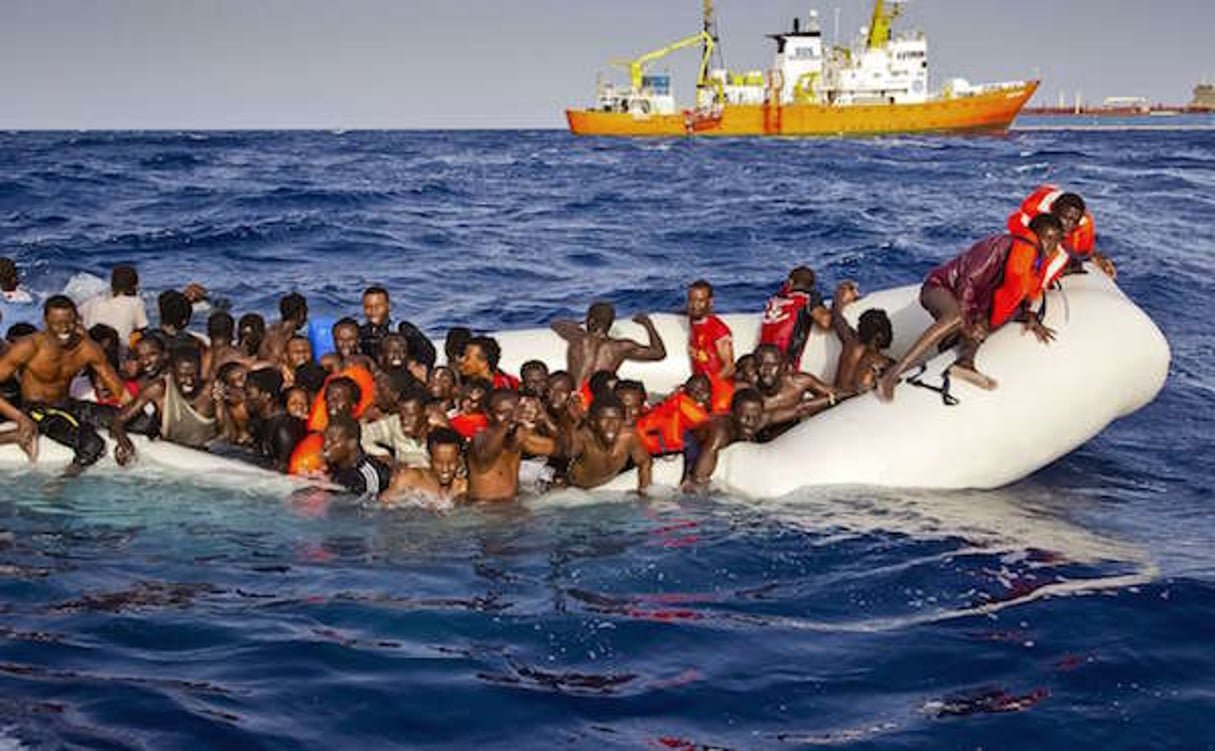 Des migrants sur les eaux de la Méditerranée. Image d'illustration
